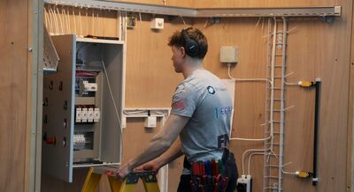 Apprenti installateur électricien au travail
