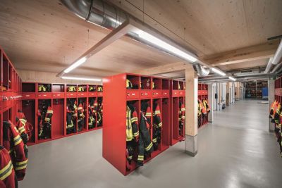 Eclairage intelligent dans la casdrne de pompiers de Kaltbrunn : photo de la garderobe avec les équipements des pompiers