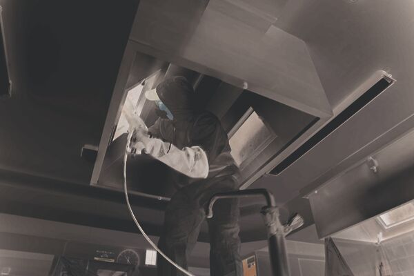Photo d’un travail de maintenance et de nettoyage d’un système de ventilation