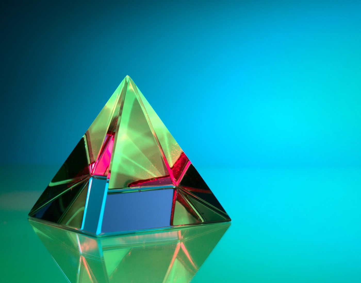 Pyramide en verre symbolisant diverses couches de transparence