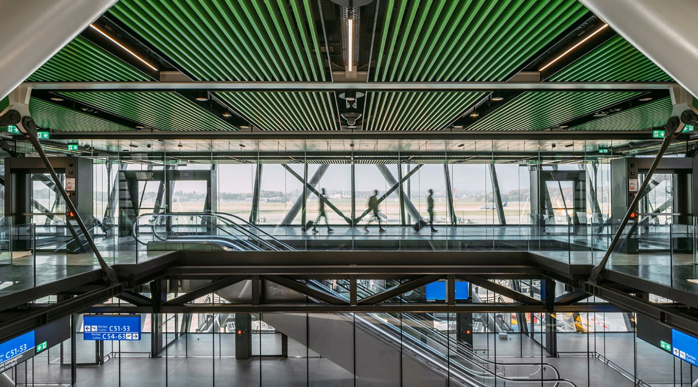 Climatisation avec baffles perforés réalisée par KST à l’aéroport de Genève