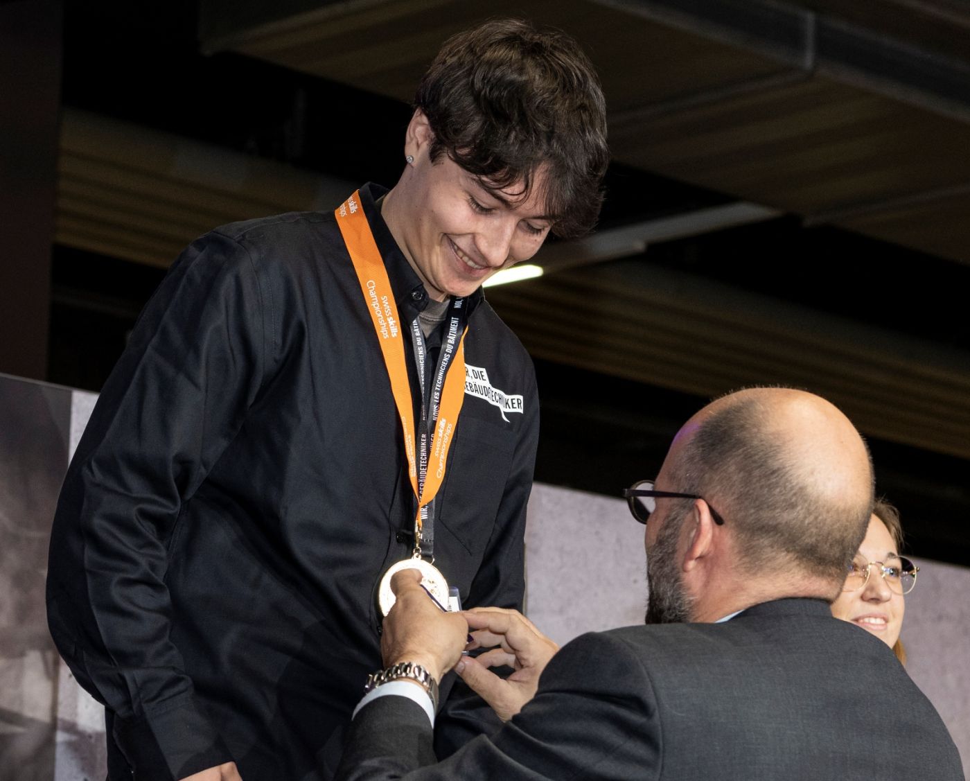 Dorian Lekaj pendant la cérémonie de remise des prix du meilleur projeteur en technique du bâtiment, spécialisation « chauffage », lors des championnats suisses 2023.