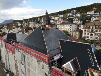 Rénovation du toit du Collège des Parcs à Neuchâtel avec des tuiles solaires innovantes de Freesuns