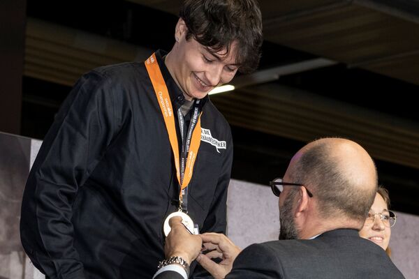 Dorian Lekaj pendant la cérémonie de remise des prix du meilleur projeteur en technique du bâtiment, spécialisation « chauffage », lors des championnats suisses 2023.