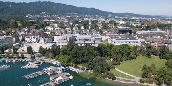 une vue aérienne de plusieurs bâtiment dans le secteur de Zürich