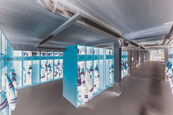 Eclairage intelligent dans la casdrne de pompiers de Kaltbrunn : photo de la garderobe avec les équipements des pompiers