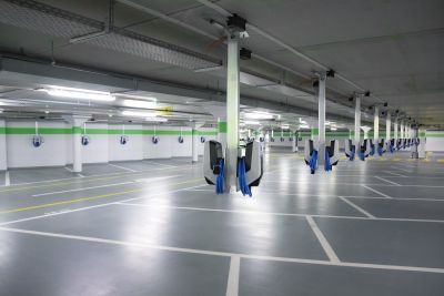 Photo d’une installation de recharge pour voitures électriques dans un parking au sous-sol. Câbles Woertz