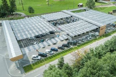 Toiture solaire pliante au-dessus de l'aire de stationnement du téléphérique de Kronberg, Jakobsbad (AI)
