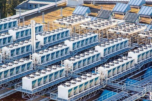 Vue d’une série impressionnante d’unités extérieures de climatisation sur un toit