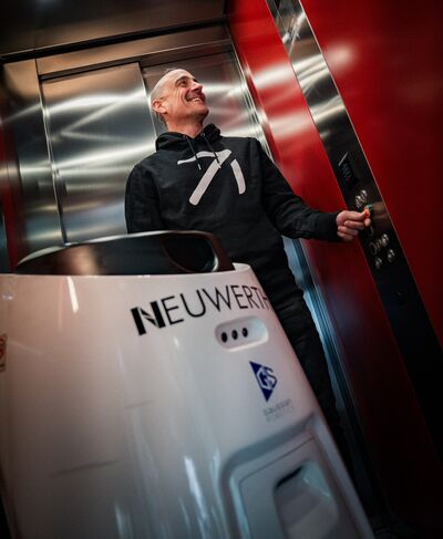 Intérieur d’un ascenseur Kone avec une personne et un robot