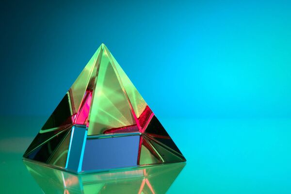Pyramide en verre symbolisant diverses couches de transparence