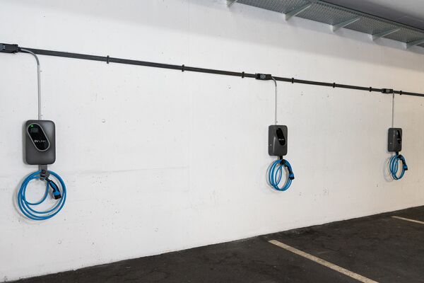 Les bornes de recharge sont raccordées au câble plat 5 × 16 mm² grâce aux « pinces » podis.