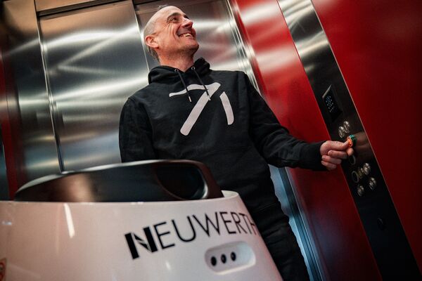 Intérieur d’un ascenseur Kone avec une personne et un robot