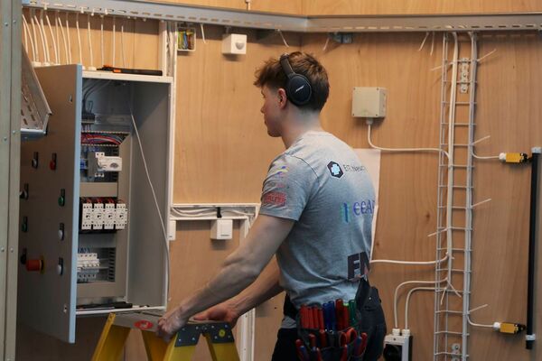 Apprenti installateur électricien au travail