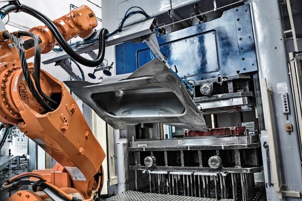 Robot dans l’atelier d’emboutissage chez Wilhelm Schmidlin SA