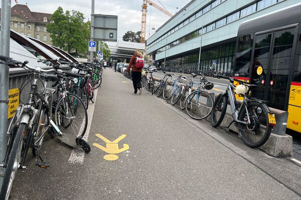 Vélos électriques et vélos conventionnels sur un parking