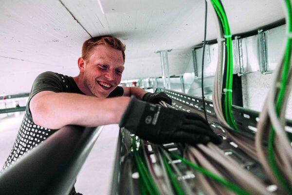 Jeune électricien de montage au travail