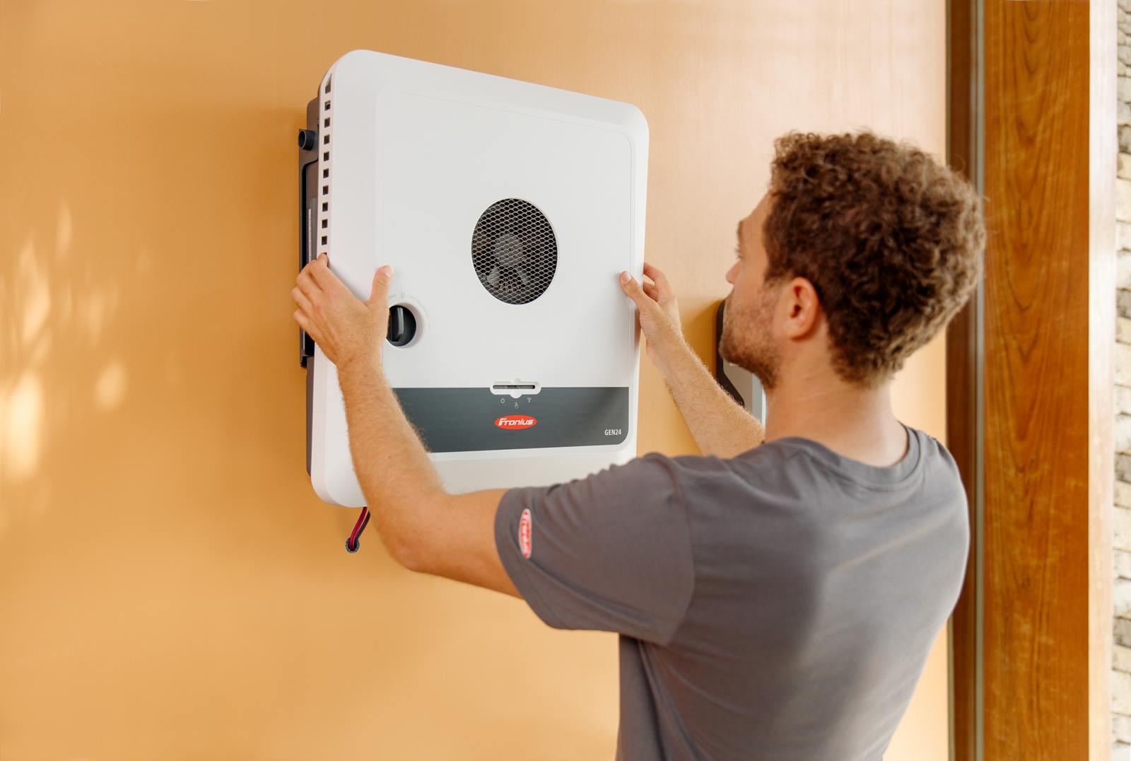La famille de produits Fronius GEN24 peut être installée de façon flexible. La famille de produits Fronius GEN24 peut être installée de façon flexible.
