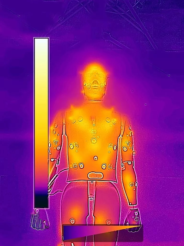 hvac-4 La caméra thermique le rend visible : le corps du Manikin "HVAC" (jaune-orange) est réchauffé à des températures agréables