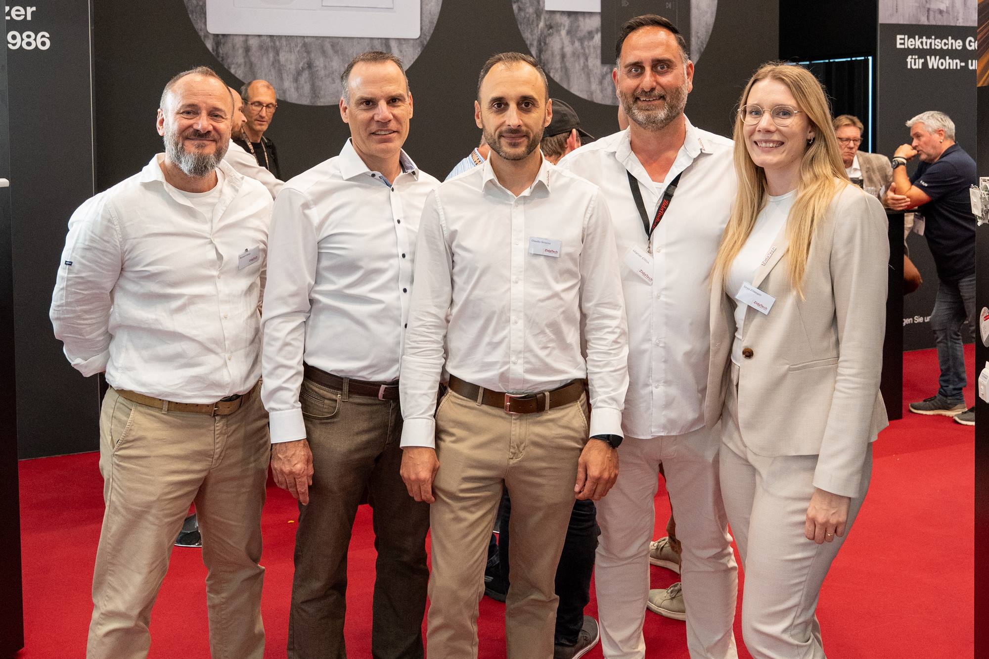 Norbert Varga, Stefan Kienert, Claudio Sciacca, Marcel Elitok et Enya Zihlmann présentent leurs nouveautés sur le stand Zidatech