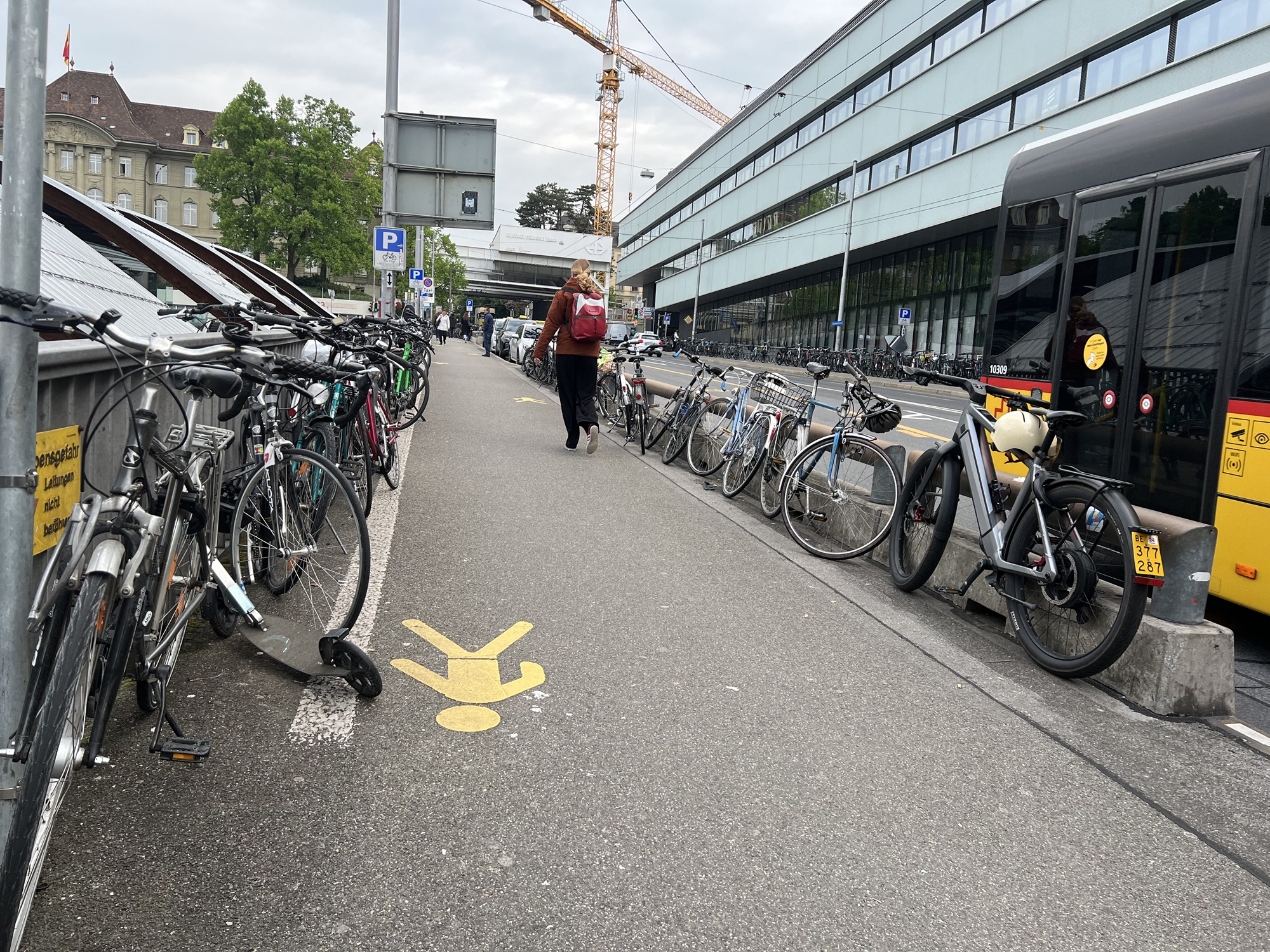 Vélos électriques et vélos conventionnels sur un parking