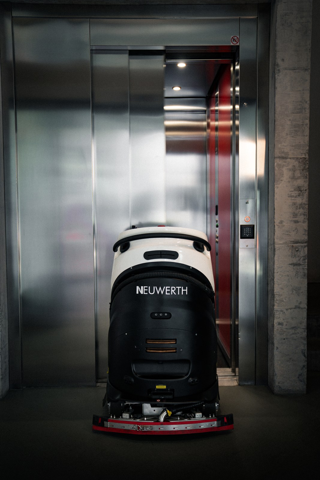 Intérieur d’un ascenseur Kone avec un robot