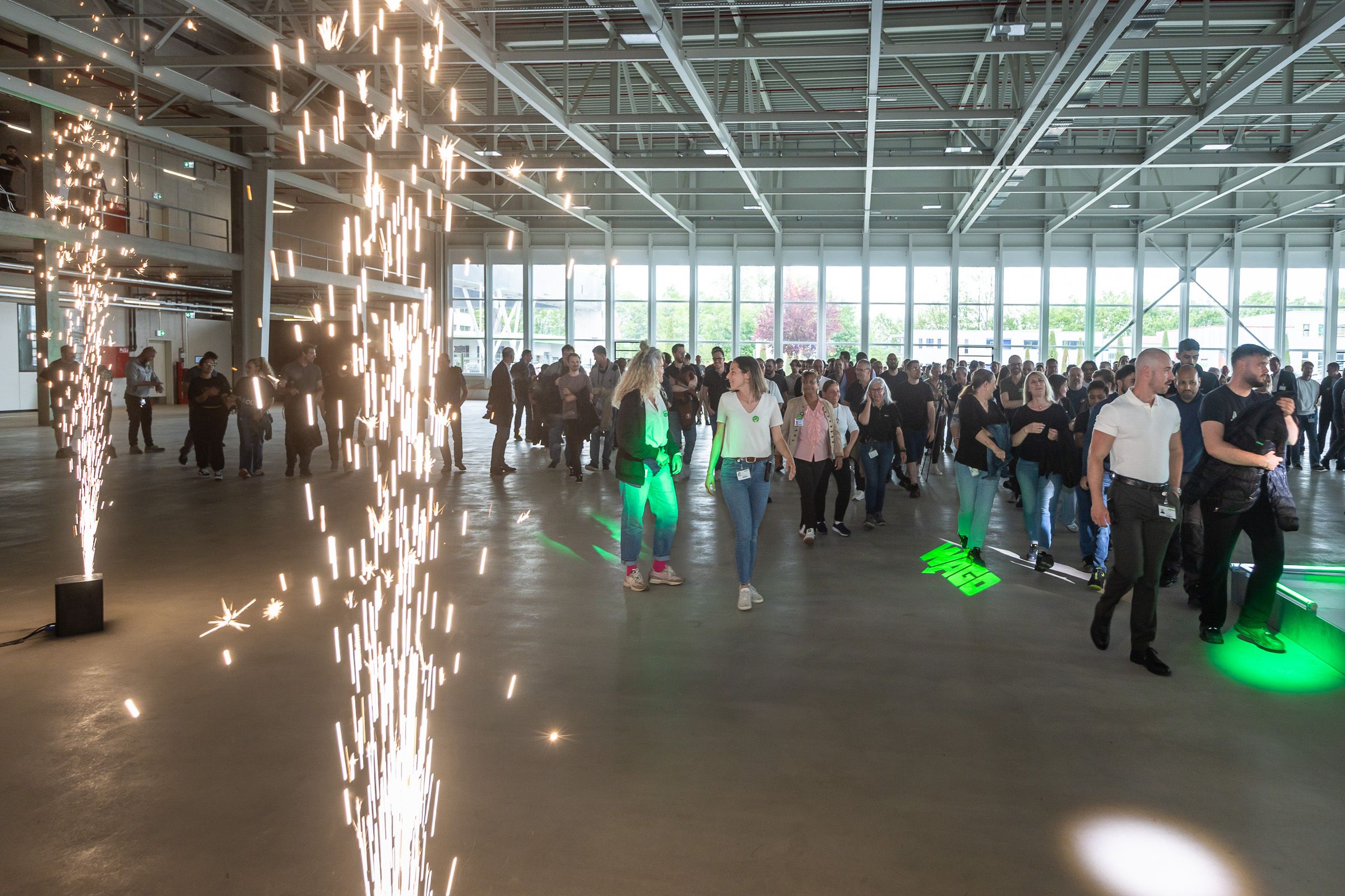 Le personnel découvre la nouvelle halle de production de Wago à Domdidier